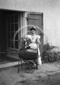 AG 743 baratte et femme .jpg