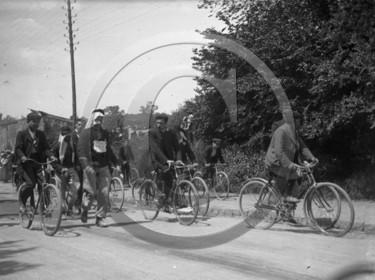 mov 194 velos et coureur à pieds .jpg