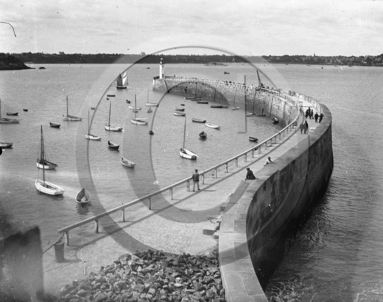 VI  1370   st Malo la digue courbe dpt 35.jpg