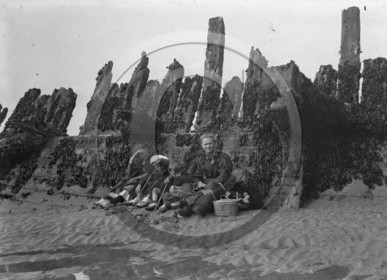 vi  1198  Asnelles adossees à  l épave du Marcia  dpt 14.jpg