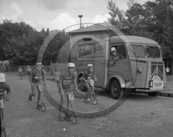 AUU 140 Citroen HY   Aout 1964 .jpg