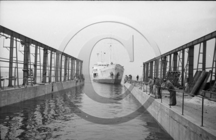 31 mai 1965 pétrolier Toucan entrant dans la cale sèche des chantiers Auroux - 7-  .jpg