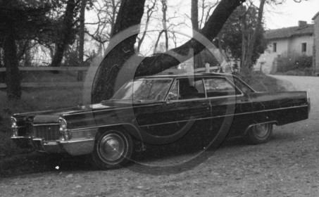 AU 178 Cadillac 4 portes sans montant   1967  .jpg