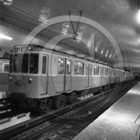 vi  1449 Paris métro n° 1106.jpg