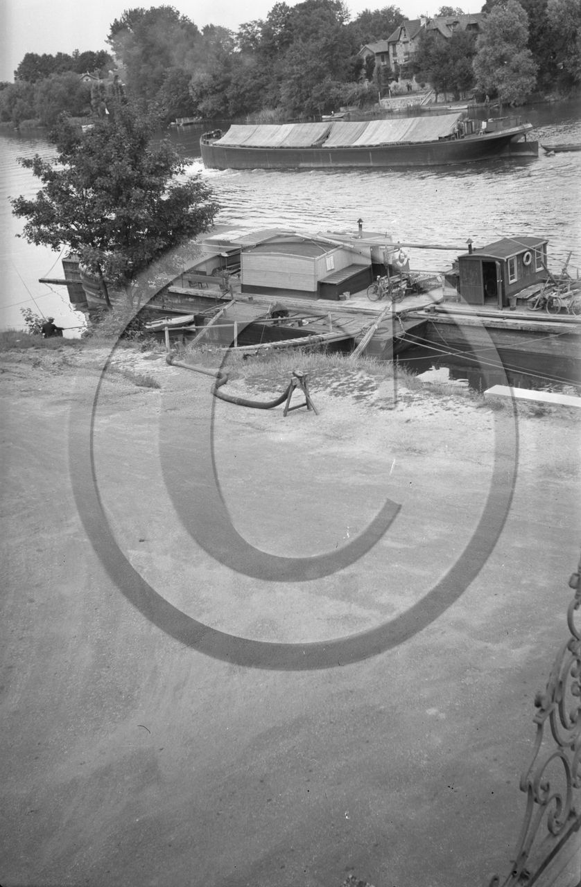 BA 319 péniche à quai servant d'habitation au  milieu de la rivière grand chaland   métallique  .jpg.jpg