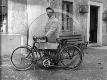 MOV 98  Mr Reignier et sa moto 19 -10-1910 .jpg