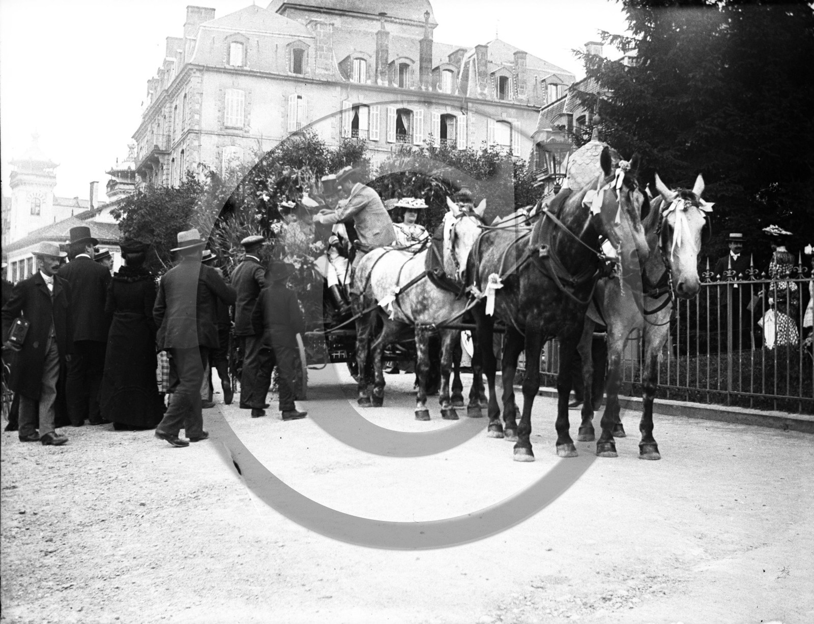 vi  483 la Bourboule   fete - attelage-  chevaux   dpt 63 .jpg