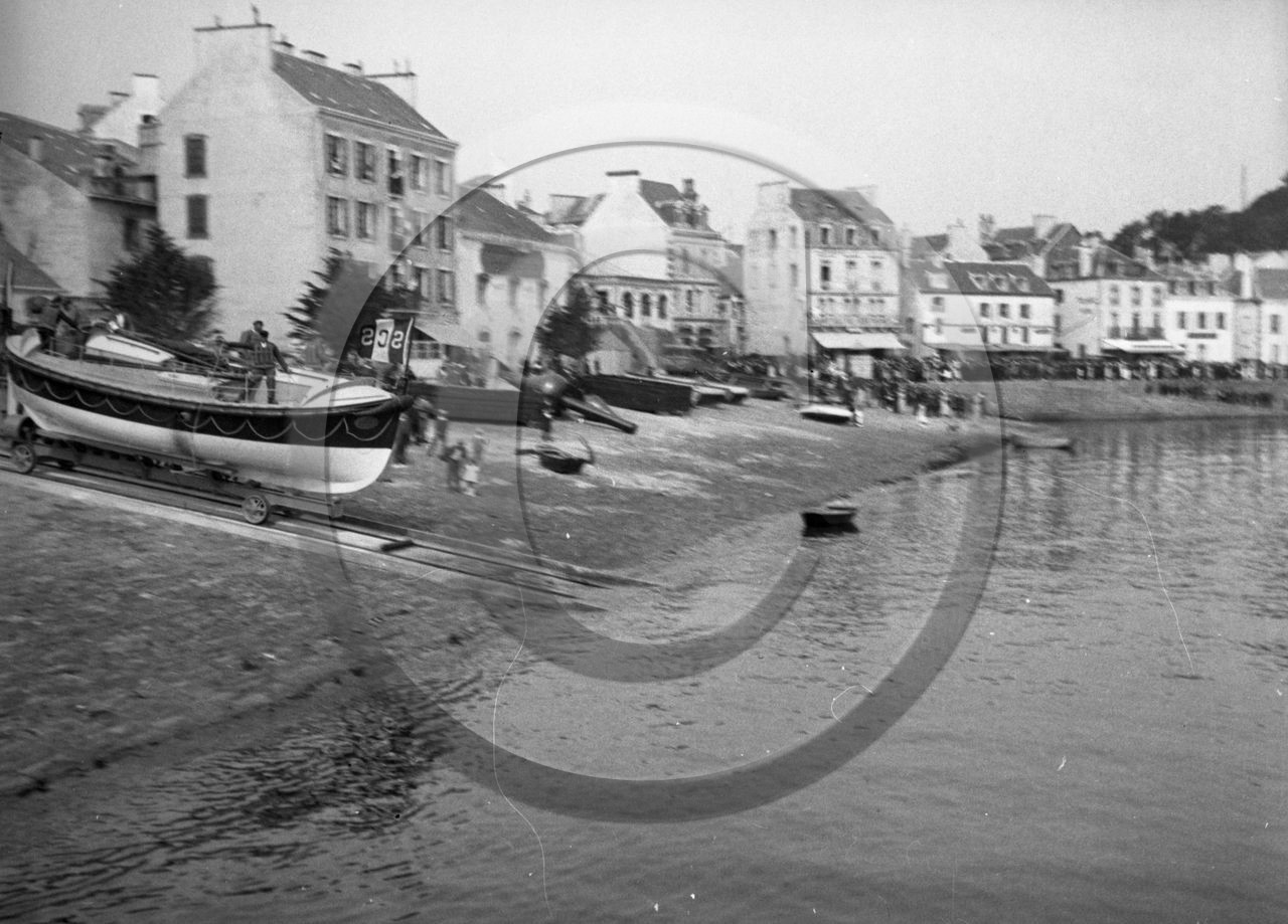 BA 432 Morbihan avant port de Belle Ile En Mer- mise à l'eau d'un canot de sauvetage dpt 56 .jpg