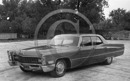 AU 183 Cadillac sedan de ville 1967 .jpg