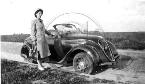 AU 4261 Peugeot 202 cabriolet D'apres photo .jpg