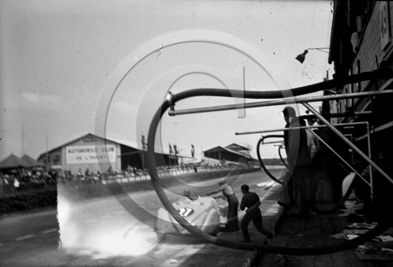 AU 2486 Darl Mat numero 27 au ravitaillement .jpg