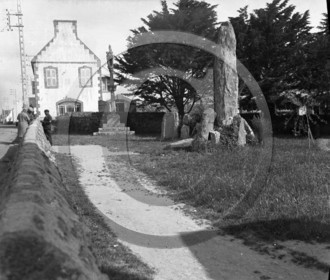vi  2057 Plozevet eglise st Demet  maison dolmen calvaire  dpt 29.jpg