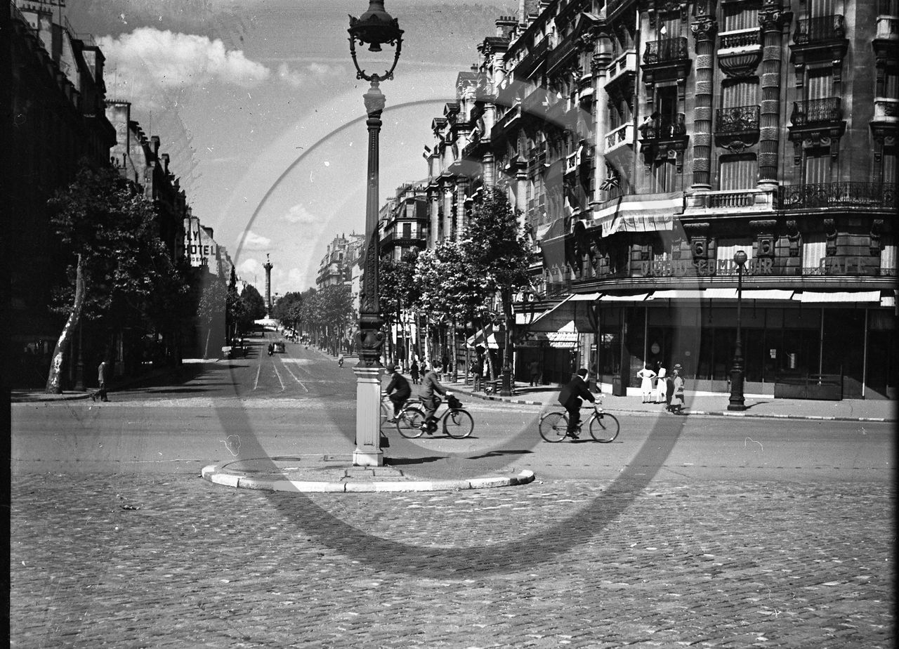 vi  2115 Paris Grand comptoir cafe- au fond colonne de juillet place de la bastille  dpt 75 .jpg