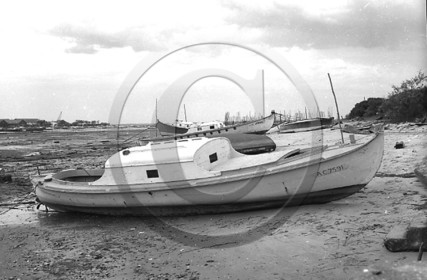 arc 1098 pinasse echoue au Lapin Blanc .jpg