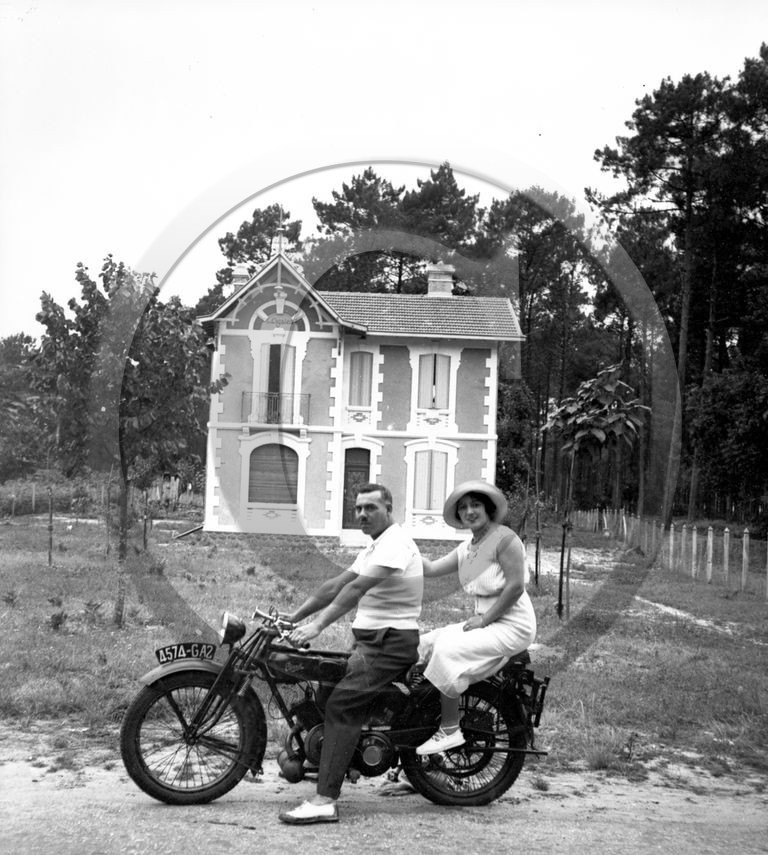 MOV 19 moto Terrot Sanguinet  devant villa les cigales  1932 .jpg