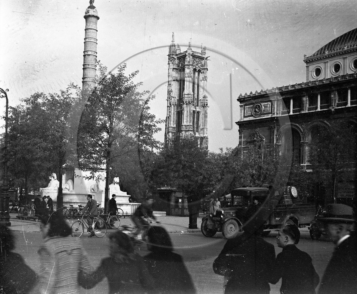 vi  1647 Paris la tour St Jacques camionnette Unic.jpg