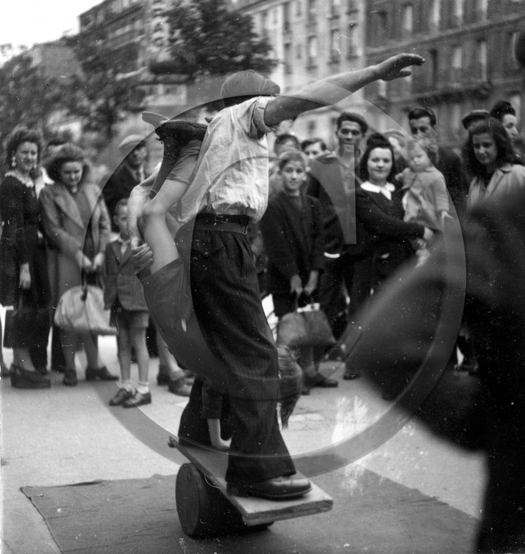 9- Paris avaleur de sabre photo Enri Dargence.jpg