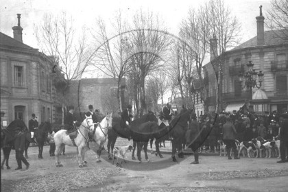 Arc 1051 Arcachon départ de chasse à courre devant la poste   .jpg