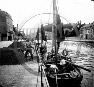 BA 670 Morlaix bateau au fond viaduc dpt 29 .jpg