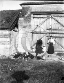 AG 585 cour de ferme femme et enfants poules .jpg