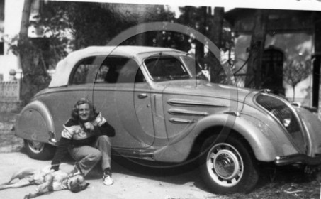 AU 665 Peugeot 402 cabriolet .jpg