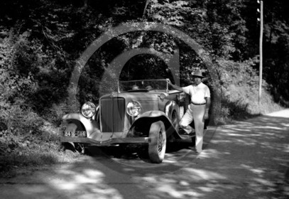 AU 332 Auburn 8-100 a phaeton sedan 1932 .jpg