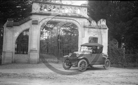 AU 2192 Peugeot Haut l'eveque .jpg