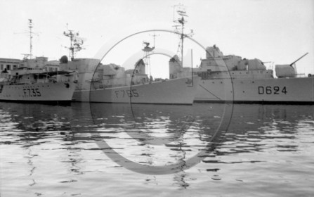BA 8 bateaux de guerre  F735-765D624  -Oran  Algerie .jpg
