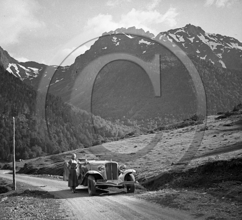 AU 1210 Auburn 8-100 A pheton sedan 1932 .jpg