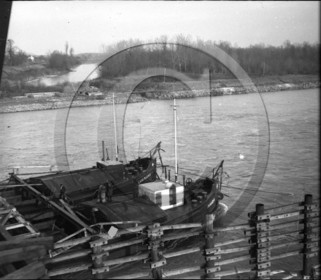 BA 305 LVAPLANA Paris bord de seine.jpg