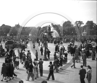 vi  2109 Paris la liberation  place concorde 8 mai 1945   dpt 75.jpg