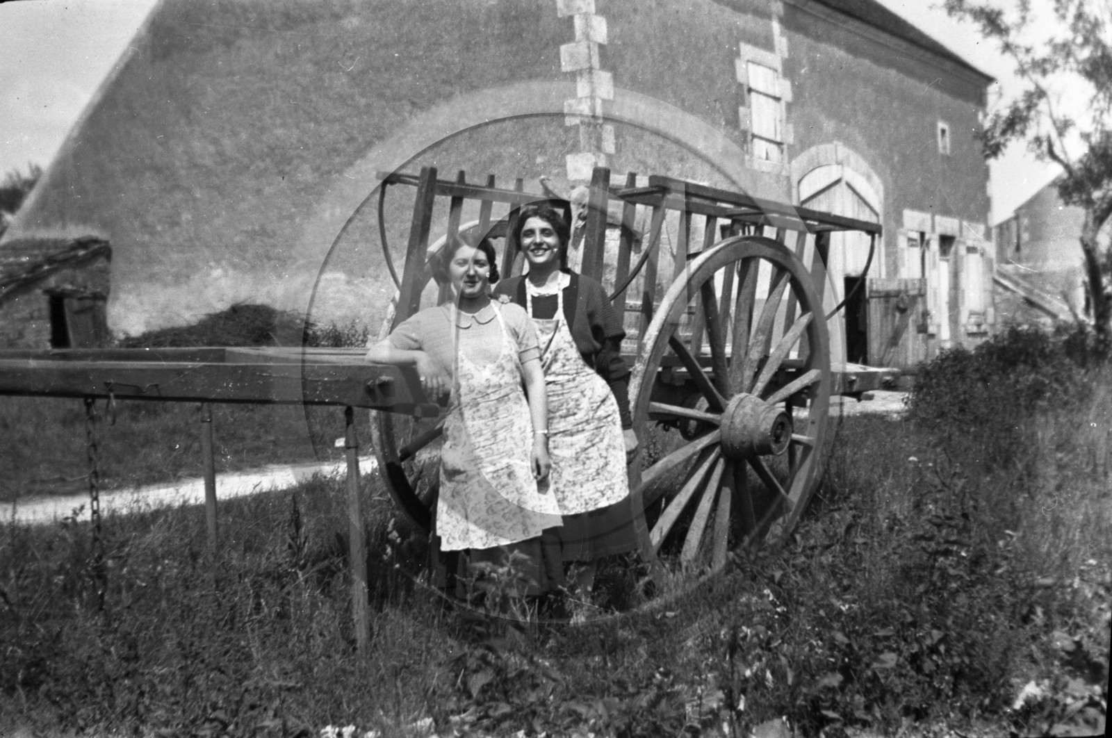 AG 708 jeunes filles devant tombereau .jpg