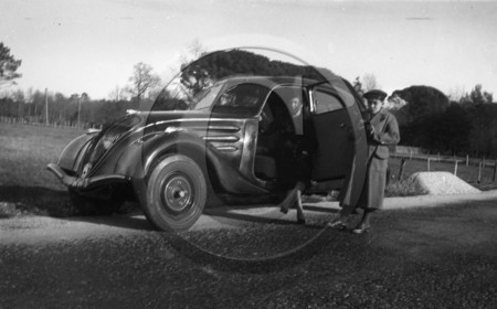 AU 1481 Peugeot 302 .jpg