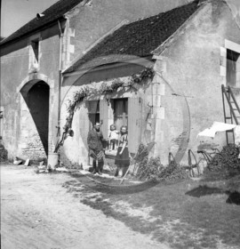 AG 707  couple enfant devant ferme .jpg