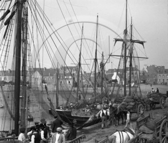 BA 263  Finistère  Roscoff  enbarquement des oignons   dpt 29.jpg