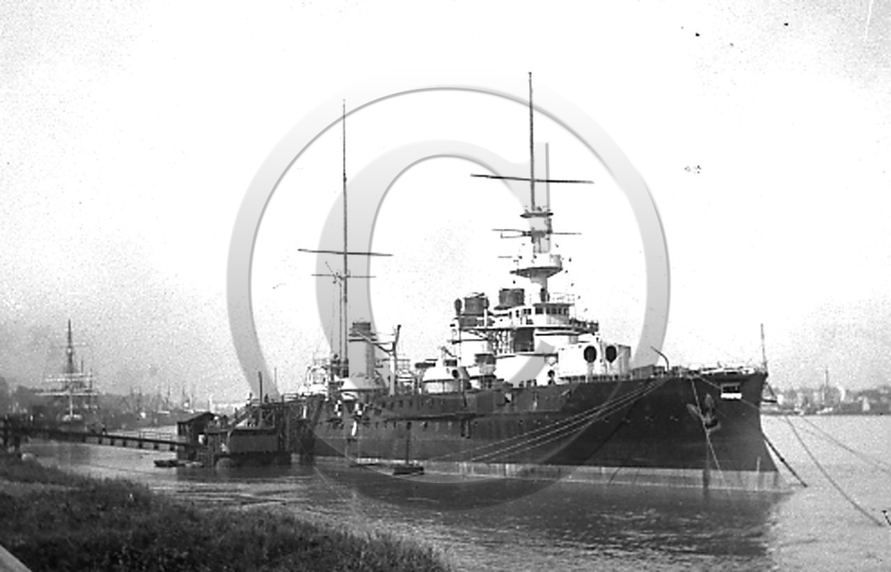 BA 90 navire de guerre .jpg