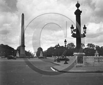 vi  1640 Paris Obelisque voitures Peugeot 402.jpg