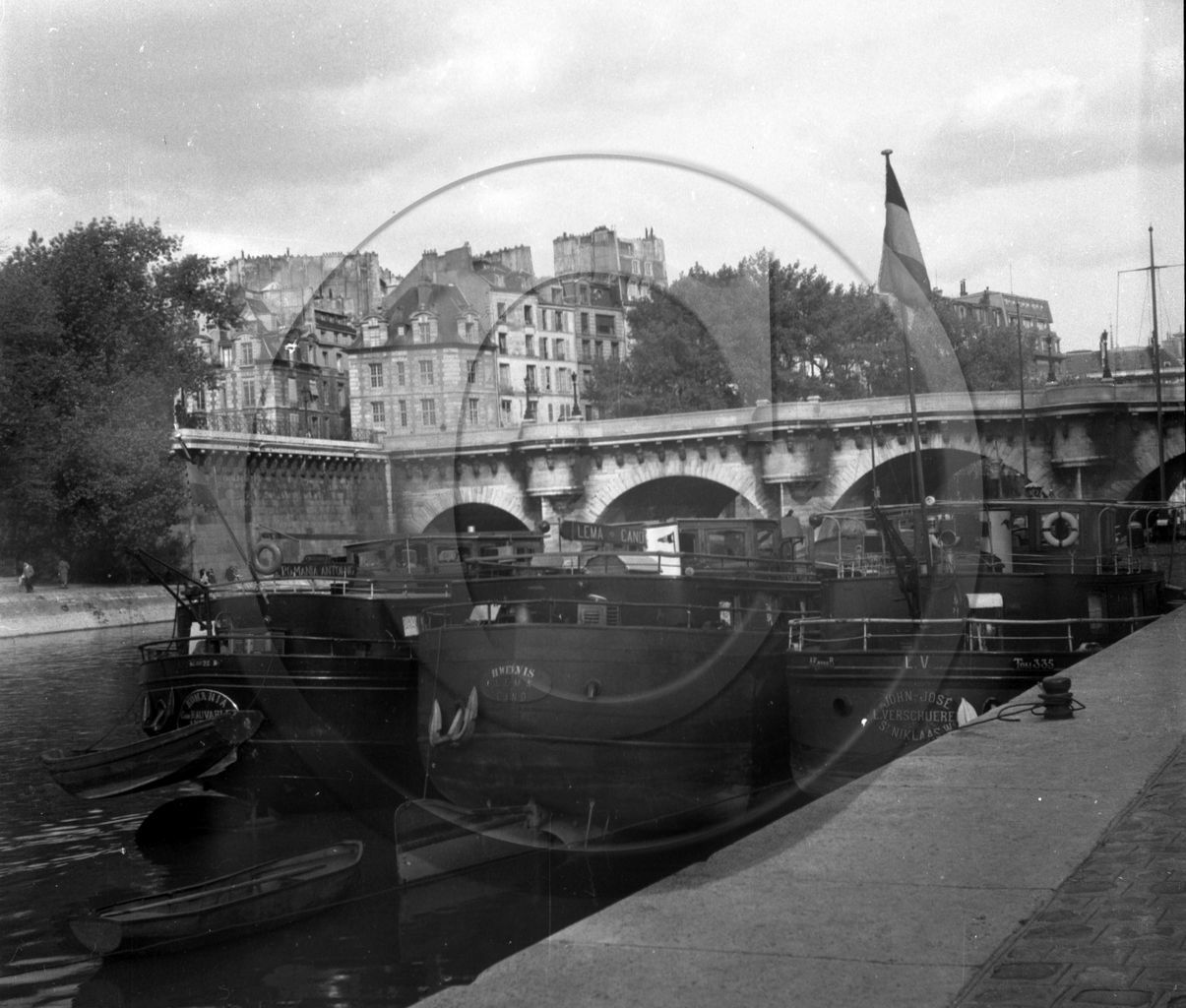 BA 1060 péniches en Belgique.jpg