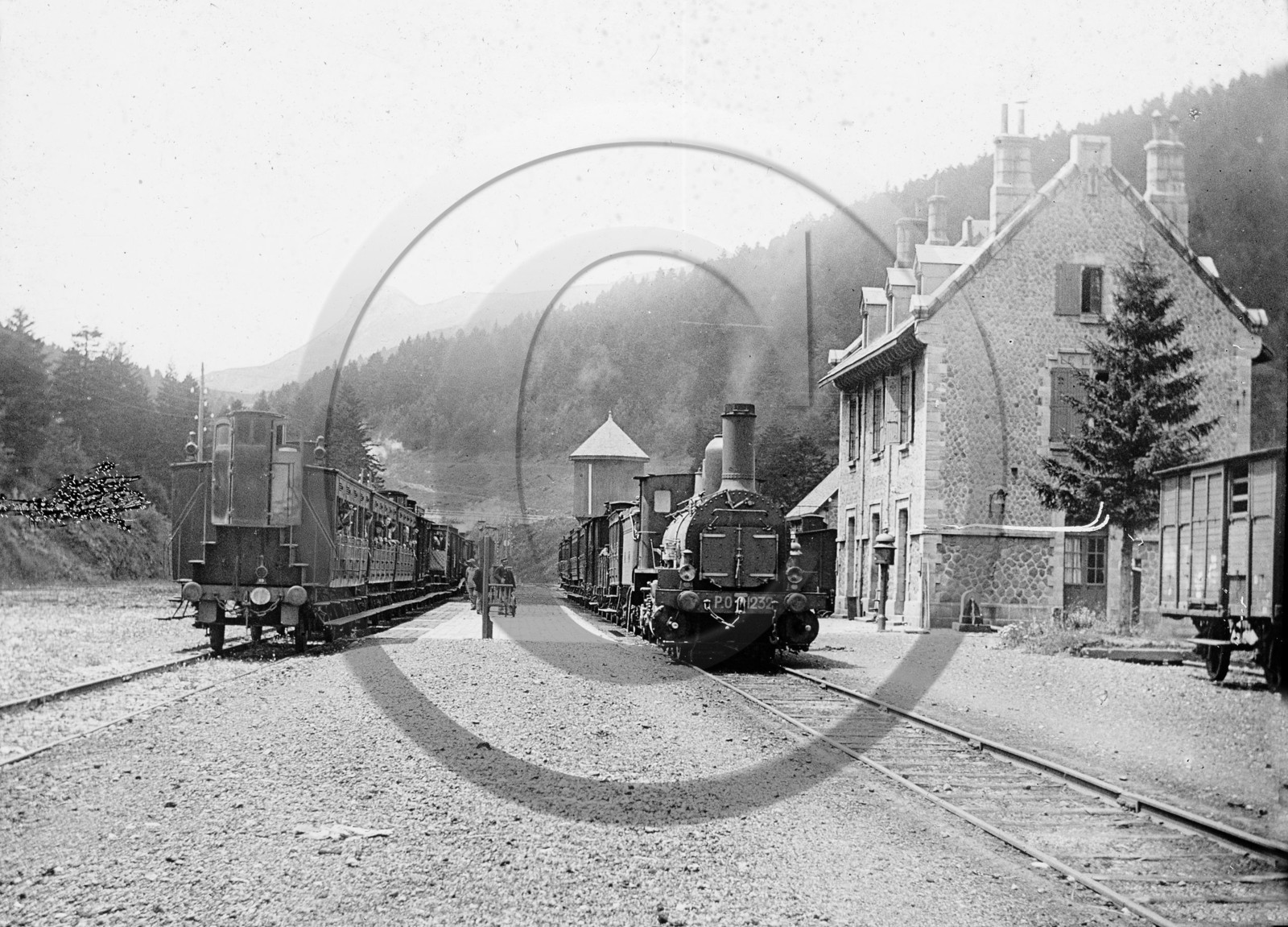 vi  788  le Lioran la station 2 trains en gare   département 15.jpg