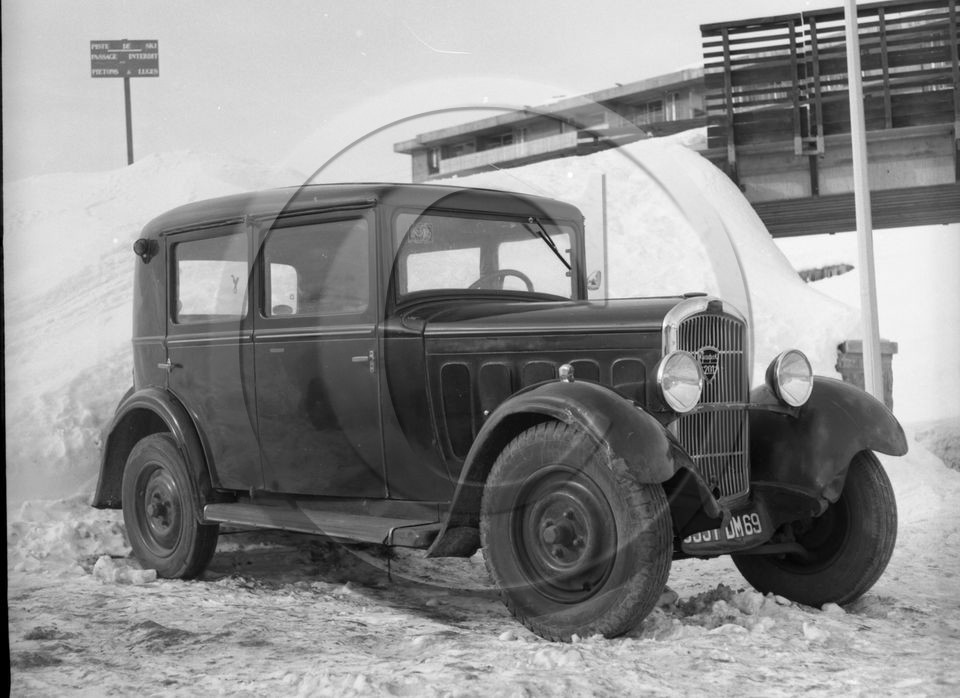 AU 666 Peugeot 201 D .jpg